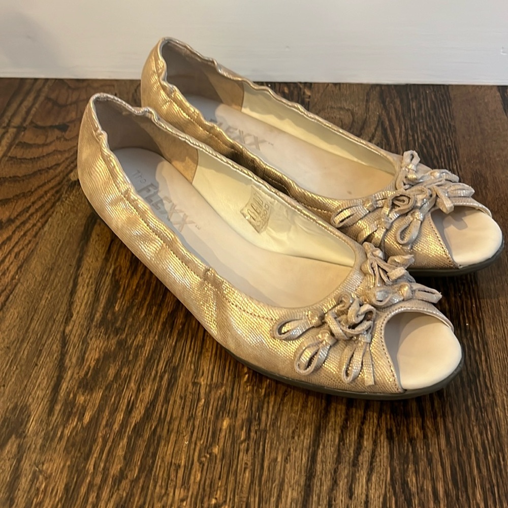 The Flexx women’s metallic shoes, size 10